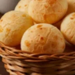 Fiz esse pão de queijo caseiro com poucos ingredientes e ficou tão fofinho que sumiu em minutos aqui em casa!
