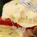 Misturei carne bem temperada com molho branco cremoso… e essa panqueca gratinada ficou tão irresistível que não sobra nada!