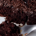 Misturei ovos, chocolate e leite… e esse bolo ficou tão molhadinho e fofinho que derrete na boca!