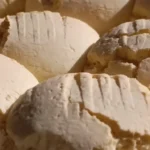 Misturei polvilho, ovos e açúcar… e essa broa ficou tão fofinha que derrete na boca (com apenas 5 ingredientes!)
