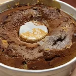 Juntei leite condensado na massa do bolo e olha a cremosidade que ficou depois de pronto!